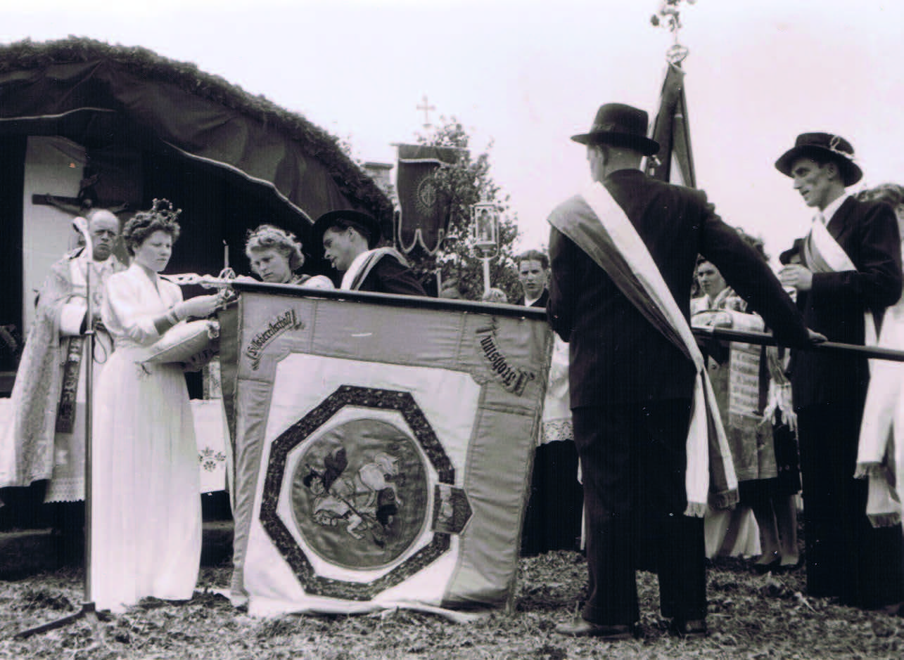 Fahnenweihe 1953 – Übergabe Fahnenband der Fahnenbraut