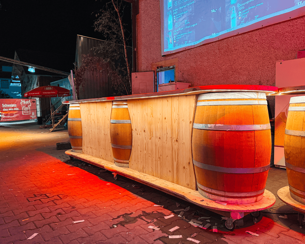 Weinfassbar mit LED-Beleuchtung